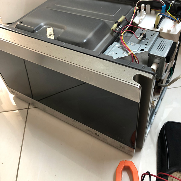 Sửa lò vi sóng kêu to