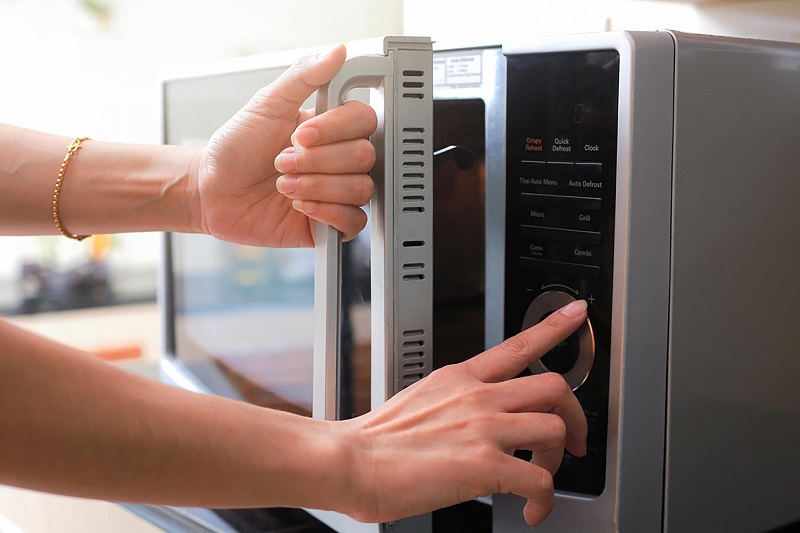 Kiểm tra các bộ phận bên trong lò để xác định nguyên nhân gây ra sự cố