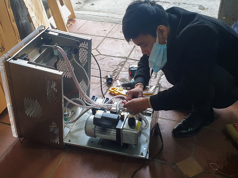 Nhân viên kiểm tra các linh kiện bị hỏng