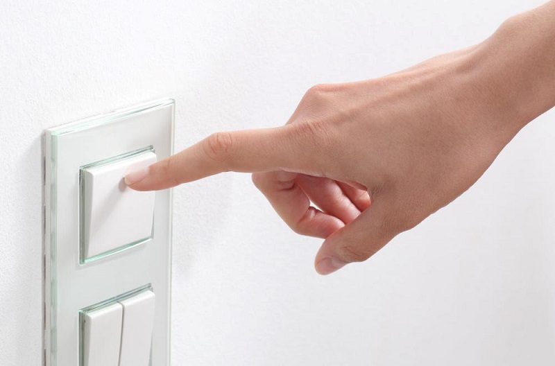 Bạn có thể tắt các thiết bị điện khác trong nhà để giảm tải điện năng
