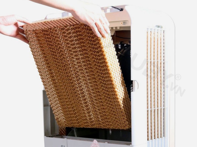Vôi và cặn bám lâu ngày sẽ khiến quạt hơi nước không hoạt động tốt