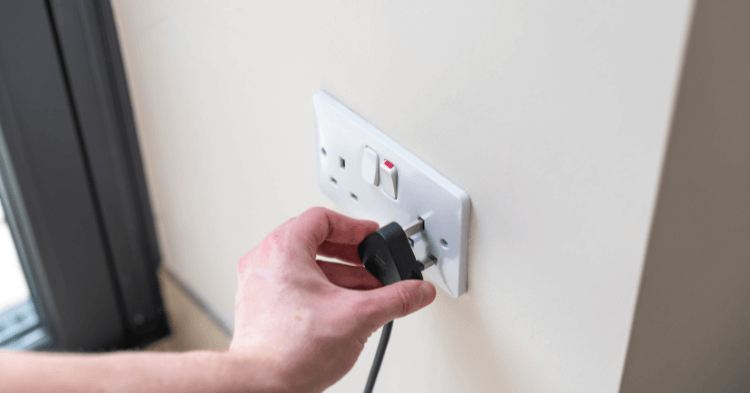 Phích cắm điện tủ lạnh bị lỏng