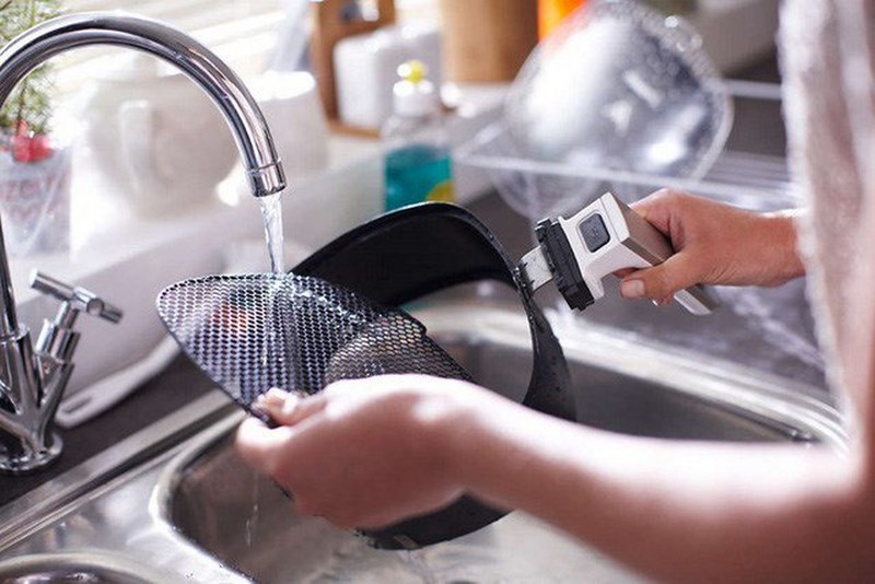 Có thể dùng sản phẩm chuyên dụng để vệ sinh nồi đảm bảo an toàn